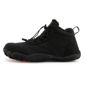 Vista lateral de botas de invierno barefoot negras con forro polar y cordones elásticos