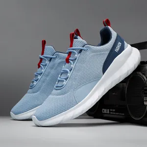 Chaussures de course légères en maille bleue avec tige respirante et détails rouges