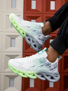 Detail van de witte mesh sportschoenen met een unieke limoengroene gradiënt twist-zool