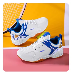 Chaussures de tennis blanches et bleues pour enfants avec une raquette sur fond coloré.