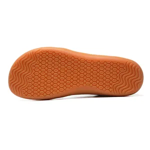 Detailansicht der rutschfesten Gummisohle dieser Zero-Drop-Barfußschuhe