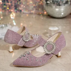 Detailansicht der lila Denim-Pumps mit Strassschnalle und Nietenbesatz