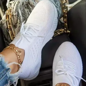 Vista dettagliata delle scarpe da ginnastica fly-knit traspiranti bianche da donna