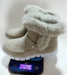 Vue macro du poids de 424,5 g de ces bottes d'hiver plates doublées de fausse fourrure