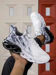 Detailopname van witte mesh sneakers met unieke golvende blade-zolen en trendy print