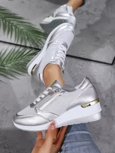 Modische silberne Plateau-Sneaker für Damen mit praktischem Reißverschluss und Schnürung