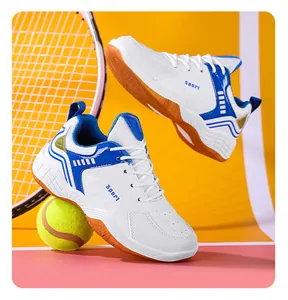 Détail de chaussures de tennis pour enfants avec tige en maille respirante et semelle en gomme