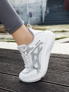 Gedetailleerd zijaanzicht van witte ademende hardloopschoenen met mesh bovenwerk