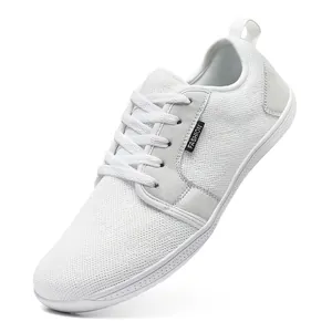 Detaillierte Seitenansicht eines weißen Flyknit-Barfußschuhs mit weitem Zehenbox-Design