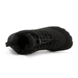 Vista superior de botas de invierno descalzas negras con forro polar cálido y cordones elásticos