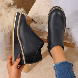 Détail de bottines à talons compensés noires pour femmes avec fermeture éclair