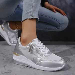 Detailansicht silberner Damen-Plateau-Sneaker mit Reißverschluss und Mesh-Einsatz