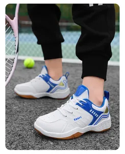 Gros plan des chaussures de badminton professionnelles respirantes bleu et blanc pour enfants