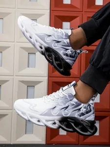 Detail van ademende mesh sportsneakers met unieke gevlochten zool en vlammenpatroon