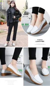 Detailaufnahmen weißer Damen-Keilschuhe mit Lederstruktur und bequemer Plateausohle.