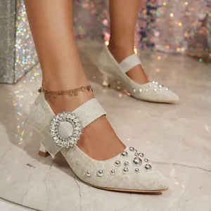 Elegante beige Kitten-Heels mit spitzer Zehenpartie, Strassschnalle und Nieten