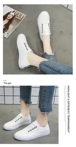 Λεπτομερής προβολή λευκών μινιμαλιστικών sneakers με κορδόνια και λεπτή σόλα