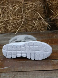 Bottine d'hiver grise avec bordure en fourrure et semelle blanche antidérapante