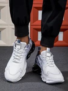 Moderne witte mesh sneakers met grove twist-zool en vetersluiting detailweergave