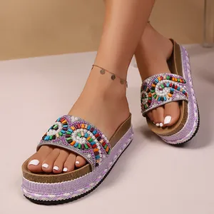 Sandalias de plataforma de estilo étnico con suela gruesa morada y bordado de cuentas.