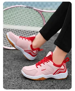 Gros plan de chaussures de sport en mesh roses et rouges pour enfants pour le tennis