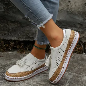 Mocassins à plateforme blancs avec glands et bordure effet liège pour style décontracté.