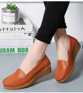 Bequeme orangefarbene Keilleder-Loafer für Damen mit stilvollen weißen Ziernähten