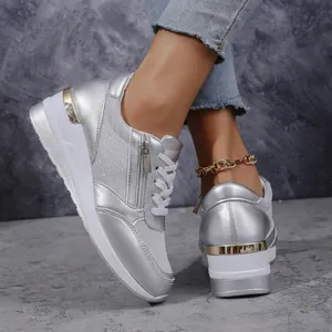 Detailansicht silberner Plateau-Sneaker mit Metallakzenten und Reißverschluss