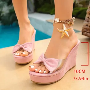 Vista dettagliata di eleganti sandali con zeppa rosa con fiocco e tacco alto da 10 cm