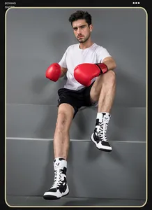Chaussures de boxe professionnelles montantes portées par un mannequin
