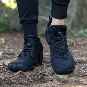 Zwarte met bont gevoerde blotevoeten wandelschoenen voor winterse buitenactiviteiten