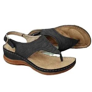 Sandales compensées noires pour femmes avec coutures décoratives et bride arrière.
