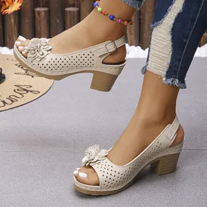Sandali beige con tacco alto e punta aperta con fiore decorativo e dettagli traforati