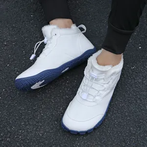 Witte hoge barefoot winterlaarzen met warme bontvoering en duurzame blauwe rubberen zool.