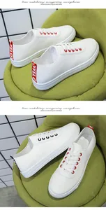 Μινιμαλιστικά λευκά δερμάτινα γυναικεία sneakers με λεπτομέρειες από κόκκινες οπές κορδονιών