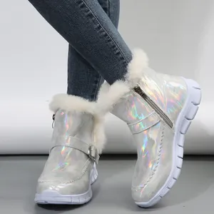 Gros plan de bottes d'hiver argentées avec bordure en fourrure et doublure chaude
