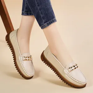 Mocassini da donna in pelle beige con catena dorata e morbida suola in gomma antiscivolo