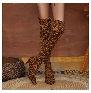 Vue détaillée des bottes cuissardes à imprimé léopard avec bout pointu et talon aiguille