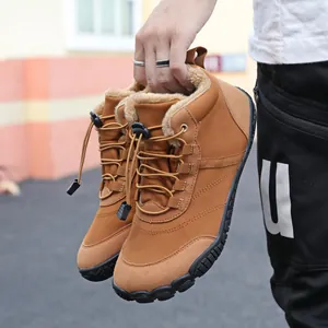 Bruine winter blote voeten wandelschoenen met warme fleece voering en trekkoord.