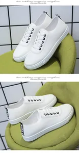 Λεπτομερής προβολή λευκών γυναικείων sneakers από δέρμα με λουράκι Love και στρογγυλή μύτη