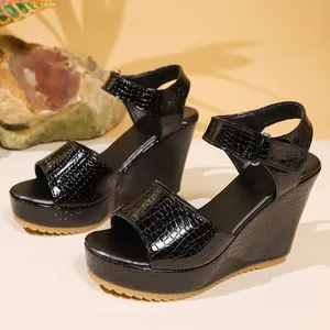Elegante zwarte sleehaksandalen met krokodillenreliëf, plateauzool en peep-toe model