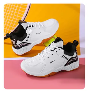 Vue détaillée de chaussures de sport blanches pour enfants avec doublure en mesh.