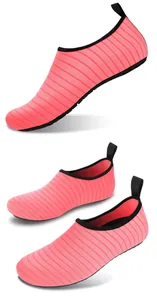 Vista dettagliata delle scarpe da scoglio ad asciugatura rapida a strisce rosa per spiaggia.