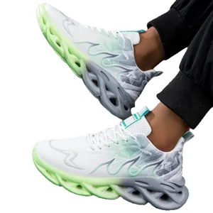 Lichtgewicht ademende mesh sportschoenen met modieuze gradiënt gedraaide zool