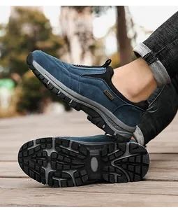 Vista detallada de zapatillas de senderismo azules para hombre con suela antideslizante