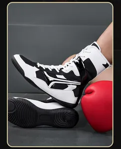 Vue détaillée des chaussures de boxe montantes pour hommes avec semelle antidérapante