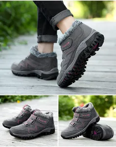 Vue détaillée de bottes de neige d'hiver grises avec doublure en polaire et accents roses