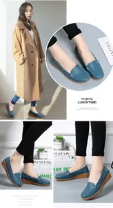 Detailansichten von blauen Leder-Keilslippern für Damen mit dekorativen Nähten