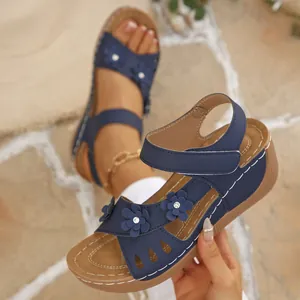 Stilvolle marineblaue Retro-Keilsandalen mit floralen Akzenten und ausgehöhltem Plateau