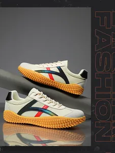 Detalle de las zapatillas de malla transpirable con suela de tacos naranja para uso casual.